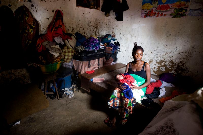 © Toby Binder - Three days after the delivery Fatmata returns to her house in Daru, where she shares one room with four other persons.