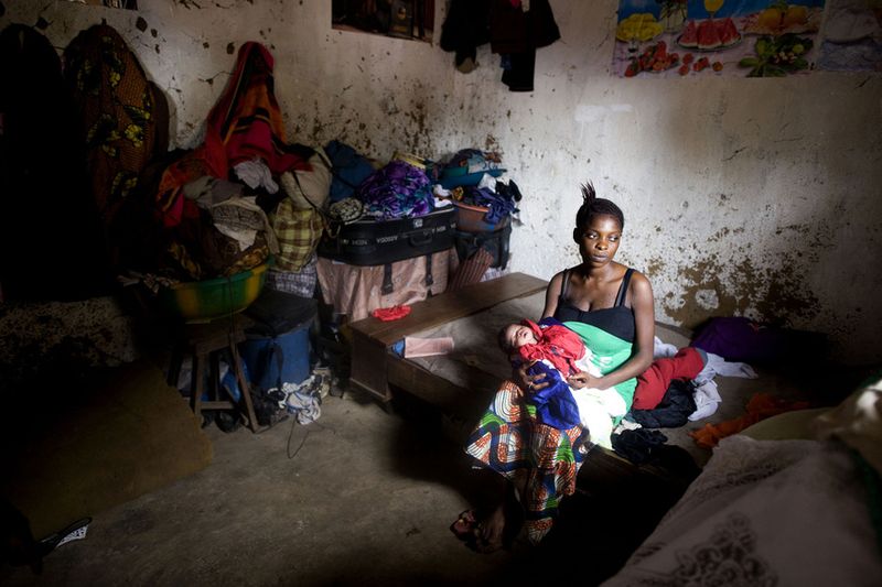 © Toby Binder - Three days after the delivery Fatmata returns to her house in Daru, where she shares one room with four other persons.