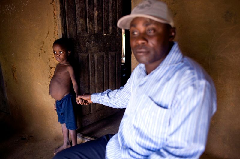 © Toby Binder - The father wants to get rid of the boy and asks CRARN to take care of him.