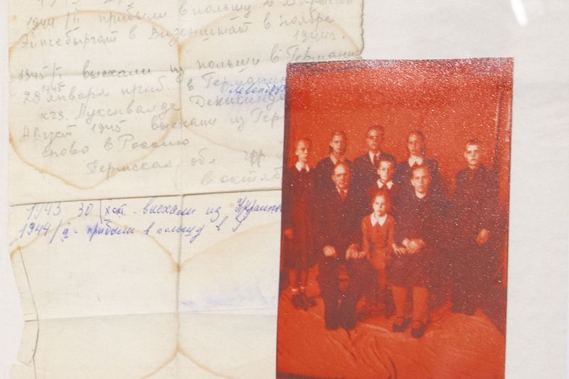 © Ira Thiessen - Notes Archival material, family picture of great-grandparents, 30 x 20 cm