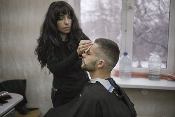 © Anastasia Sokolova - A serviceman is getting a haircut.