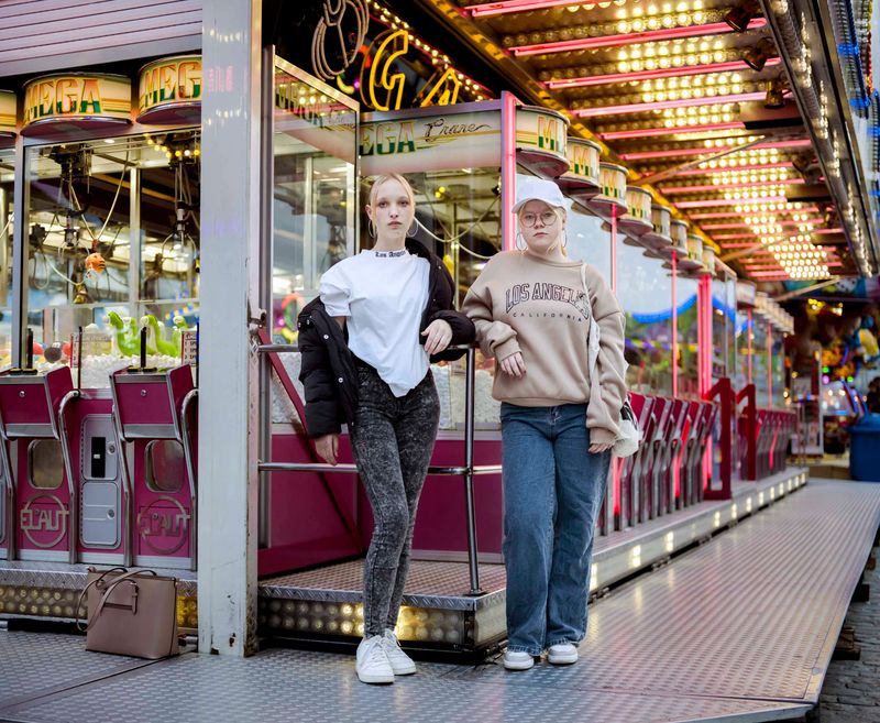 © Nina Schollaardt - Ayla (15) and Delilah (17) at the fun fair in Venlo, October 2023