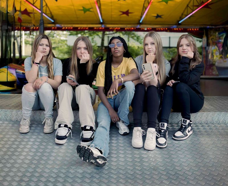 © Nina Schollaardt - Esperanza (13), Ashley (14), Seayana (12), Faya (12), and Ola (13) at the fun fair in Oegstgeest, May 2024