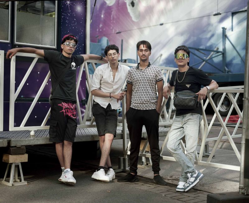 © Nina Schollaardt - Khahil (17), Nawar (17), Hosam (16), and Yamen (16) at the fun fair in Eindhoven, July 2024