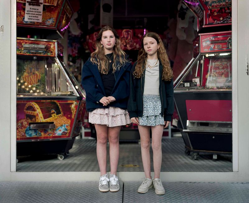 © Nina Schollaardt - Keet (12) and Guusje (14) at the fun fair in Oegstgeest, May 2024