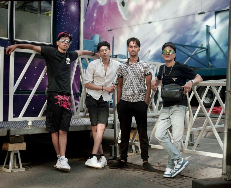 © Nina Schollaardt - Khahil (17), Nawar (17), Hosam (16), and Yamen (16) at the fun fair in Eindhoven, July 2024