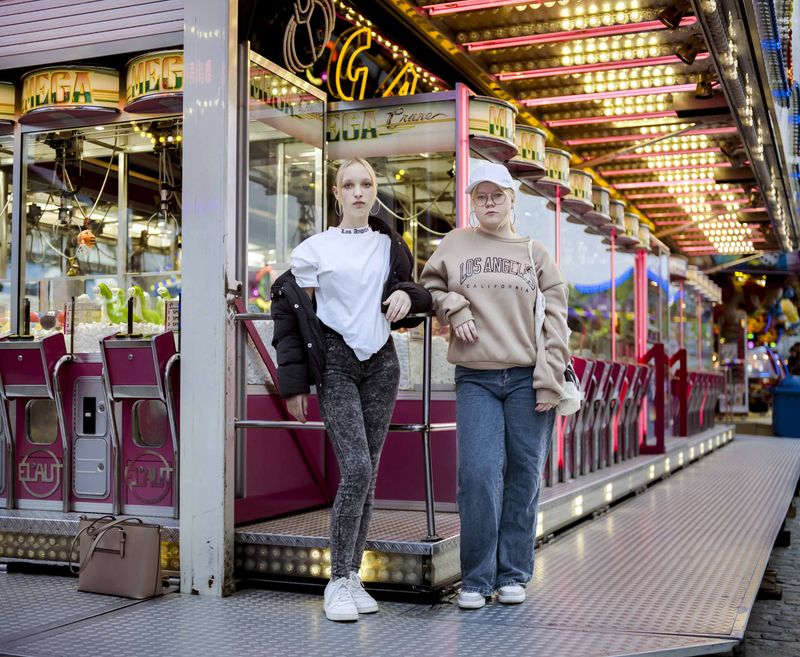© Nina Schollaardt - Ayla (15) and Delilah (17) at the fun fair in Venlo, October 2023