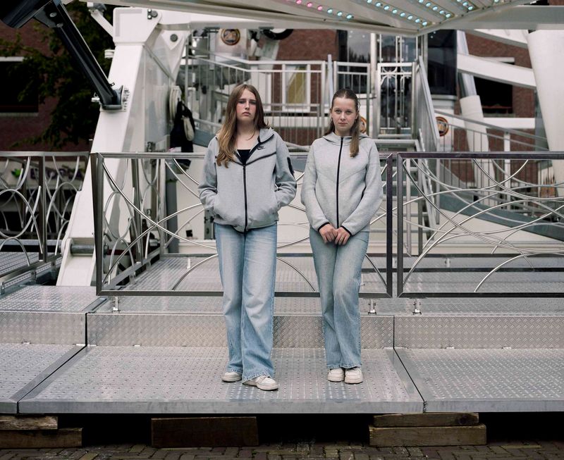 © Nina Schollaardt - Isa (12) and Jessie (13) at the fun fair in Alkmaar, August 2024