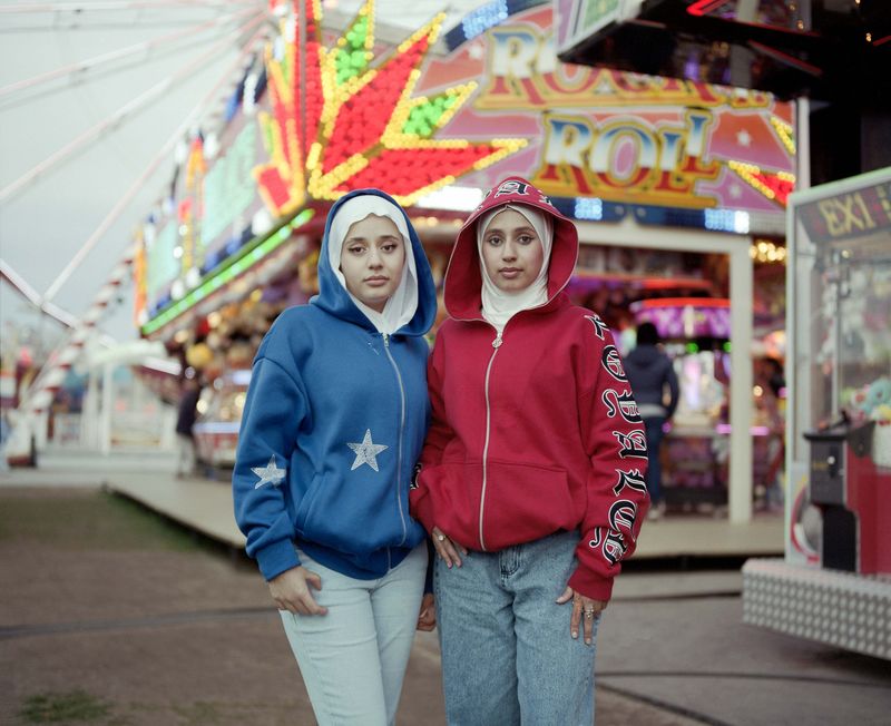 © Nina Schollaardt - Sisters Aya (15) and Taybe (16) at the Fun Fair Malieveld, The Hague, The Netherlands