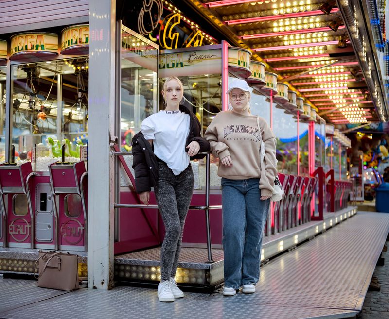 © Nina Schollaardt - Friends Alya (15) and Delilah (17) at the Fun Fair in Venlo, The Netherlands