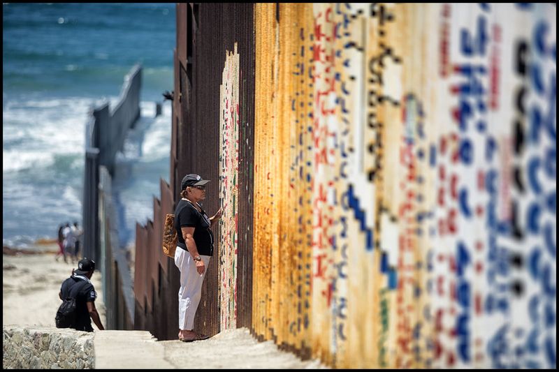 © Prometeo Lucero - Image from the La linea, un limbo atrapasueños photography project