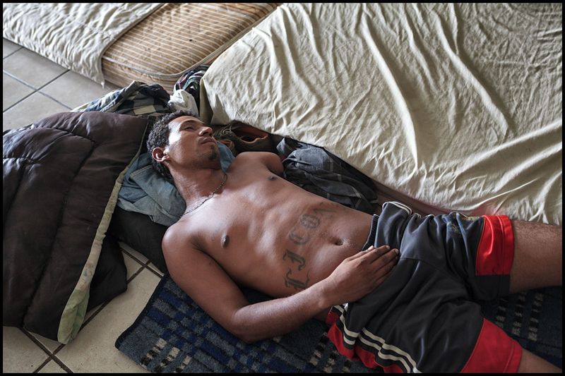 © Prometeo Lucero - Un migrante hondureño mutilado duerme en el Hotel Migrante, en Mexicali