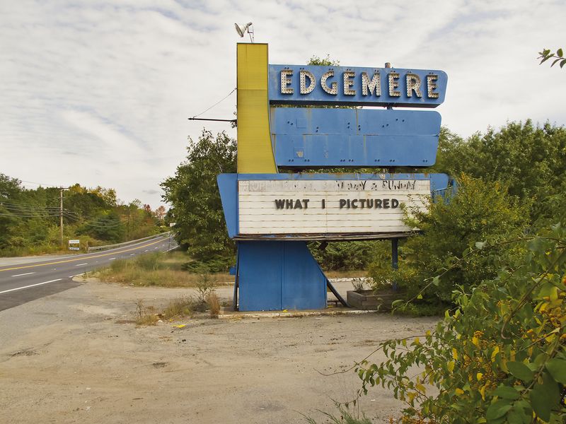 © Victoria Crayhon - Untitled Shrewsbury Massachusetts 2010, 44 x 30 inch archival pigment print, Edition of 5