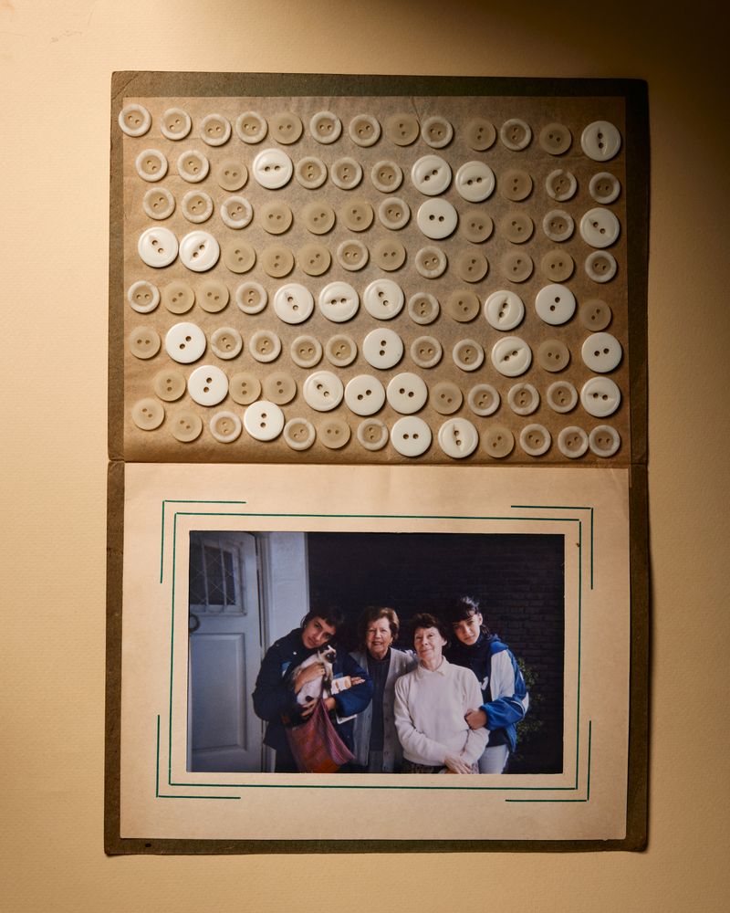 © Magali Polverino - In this photo: my grandmother, Adelina, my sister Nina and me with Chatrán, one of Adelina's cats.