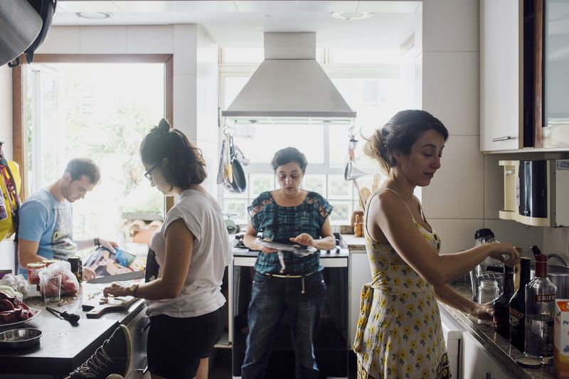 © Gabriel Carpes - Family making dinner together