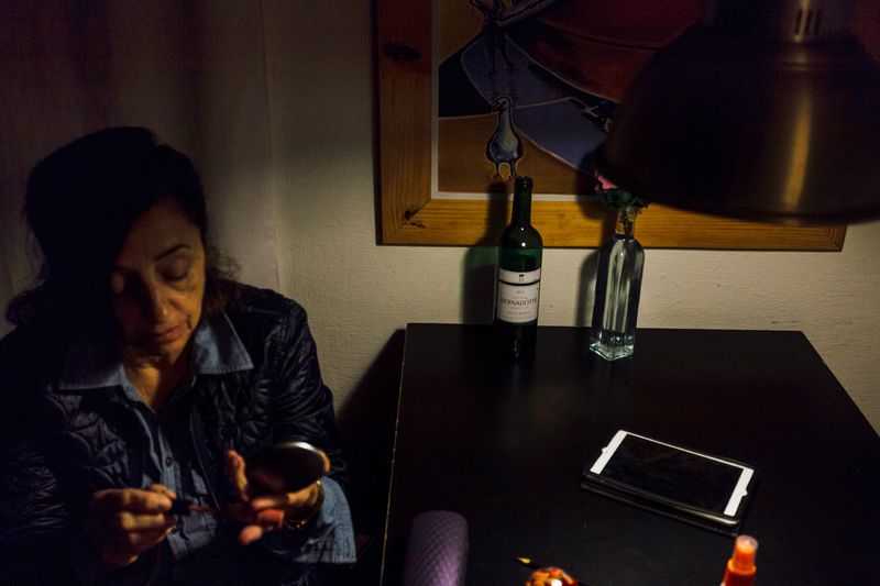 © Gabriel Carpes - Mom getting ready to go to dinner