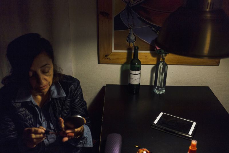 © Gabriel Carpes - Mom getting ready to go to dinner