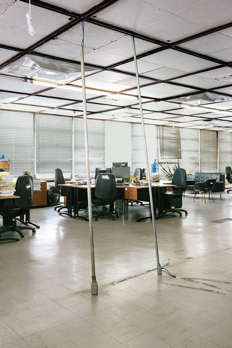 © Gabriel Carpes - Unfinished remodeling of government offices in Porto Alegre