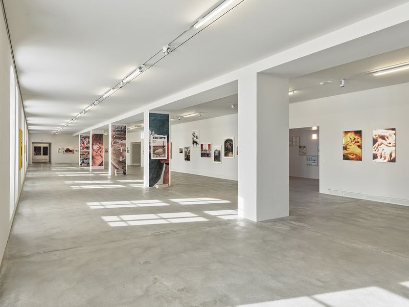 © Grażyna Siedlecka - AUSNAHMEZUSTAND installation view, courtesy ZAK Zentrum für Aktuelle Kunst, Berlin. Photo by Eric Tschernow