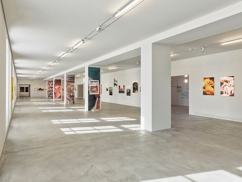 © Grażyna Siedlecka - AUSNAHMEZUSTAND installation view, courtesy ZAK Zentrum für Aktuelle Kunst, Berlin. Photo by Eric Tschernow