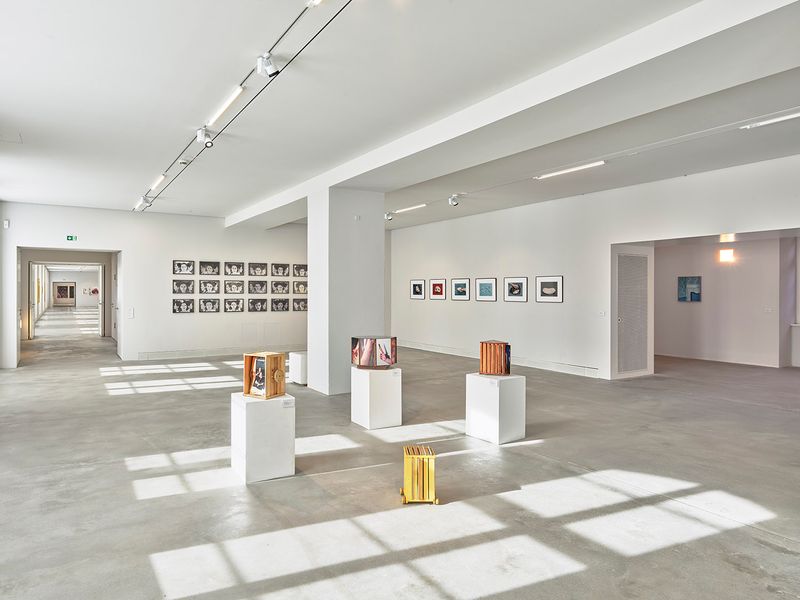 © Grażyna Siedlecka - AUSNAHMEZUSTAND installation view, courtesy ZAK Zentrum für Aktuelle Kunst, Berlin. Photo by Eric Tschernow