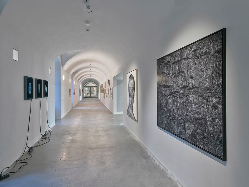 © Grażyna Siedlecka - AUSNAHMEZUSTAND installation view, courtesy ZAK Zentrum für Aktuelle Kunst, Berlin. Photo by Eric Tschernow