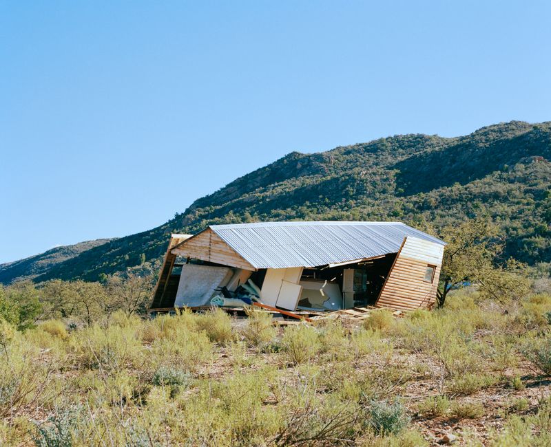 © John-Alex - Crooked House, R62