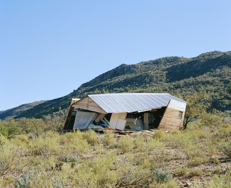 © John-Alex - Crooked House, R62