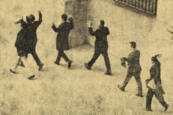 © Eric Allende - Excerpt from the newspaper El Mercurio, September 13, 1973.The image shows people leaving the government palace.