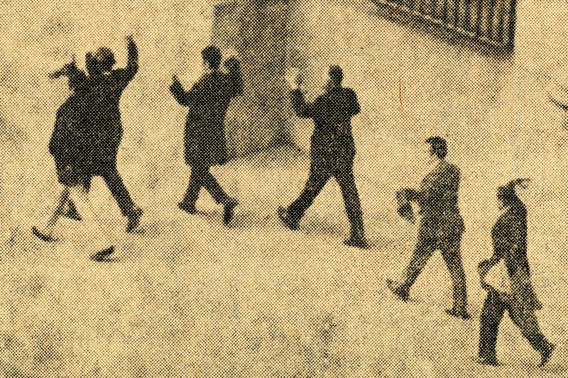 © Eric Allende - Excerpt from the newspaper El Mercurio, September 13, 1973.The image shows people leaving the government palace.