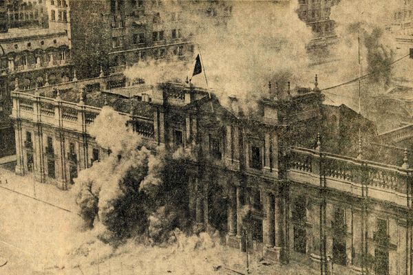 © Eric Allende - Excerpt from the newspaper El Mercurio, September 13, 1973.The image shows the government palace being bombed.