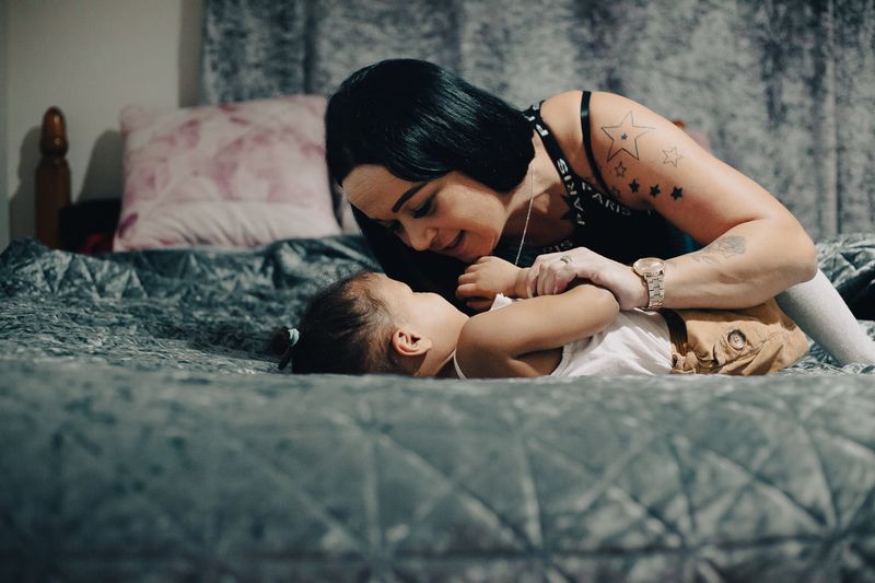 © Sarah Chandy - 18.30 Kasia comforts a tiring Annabel and bathes her before her parents finish work at 19:00.