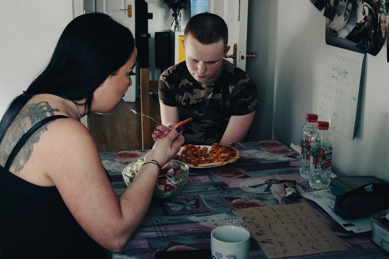 © Sarah Chandy - 15:30 Once a week on a Wednesday, she and Jakub eat dinner together.