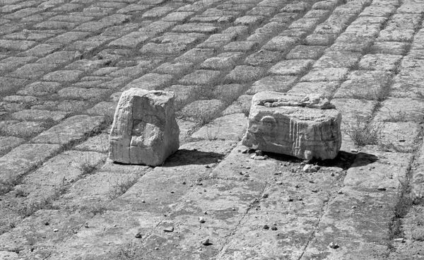 © Marie Hervé & Elsa Martinez - Image from the SAND OF NOISES - The sea : flat   the earth : flat photography project