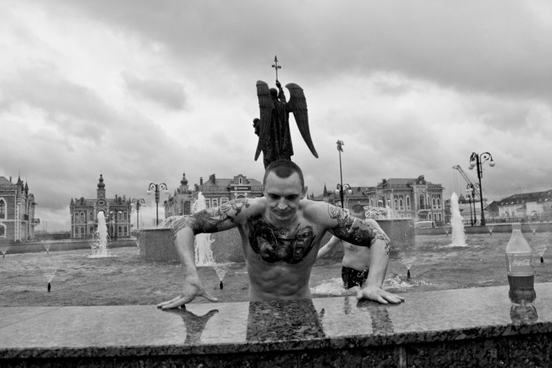 © Pavel Volkov - football fan bathed in the fountain after a long journey