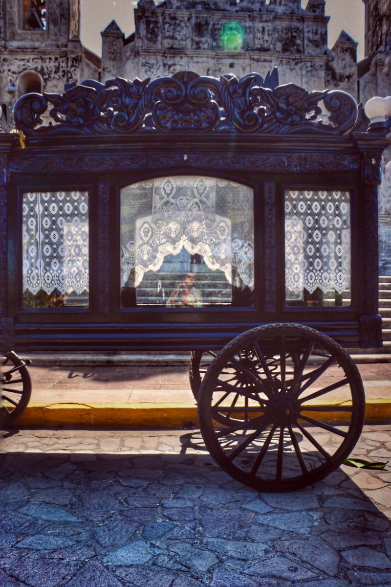 © Iffat Nawaz - Waiting to carry his body. Granada, Nicaragua