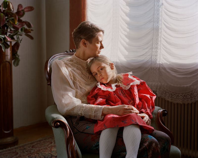 © Erica Nyholm - A Mother and a Daughter at Home, 2018, Pigment ink print on dipond, Framed, 80 x 100 cm, Ed. 6 + 2 AP