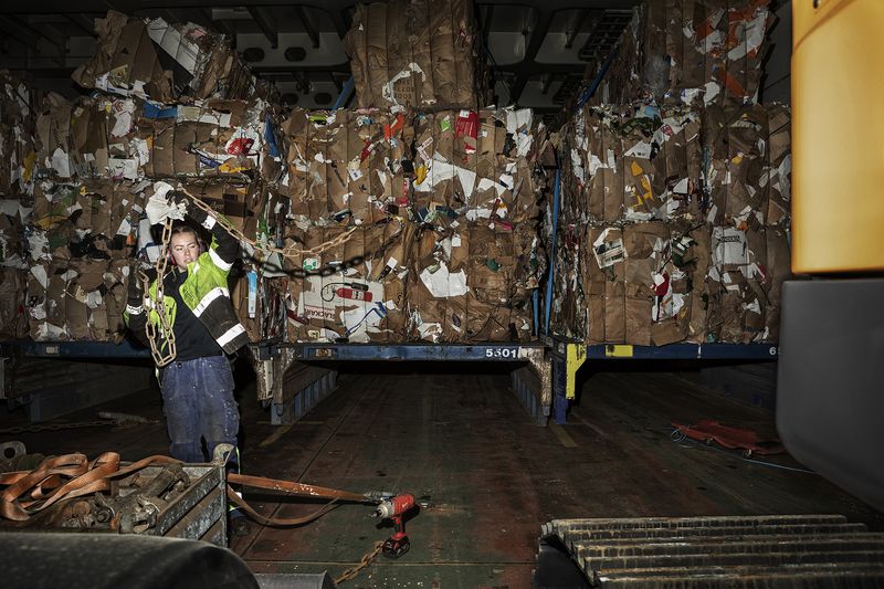 © Nina Varumo - Able seaman Linnes look over the chains that hold the cargo in place on deck.