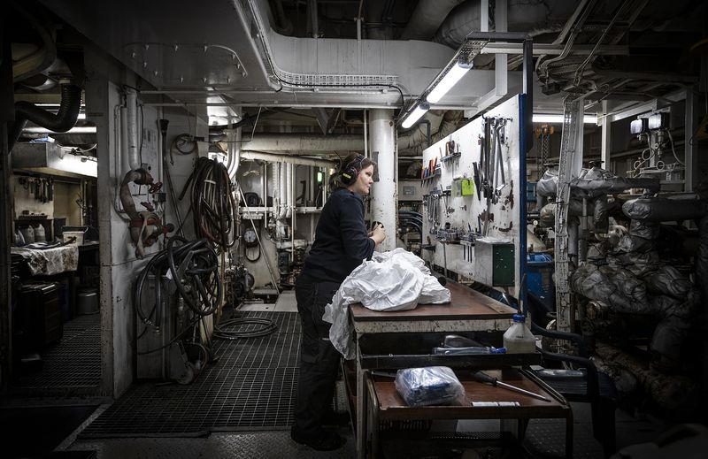 © Nina Varumo - Emmelie gathering tools in the workshop.