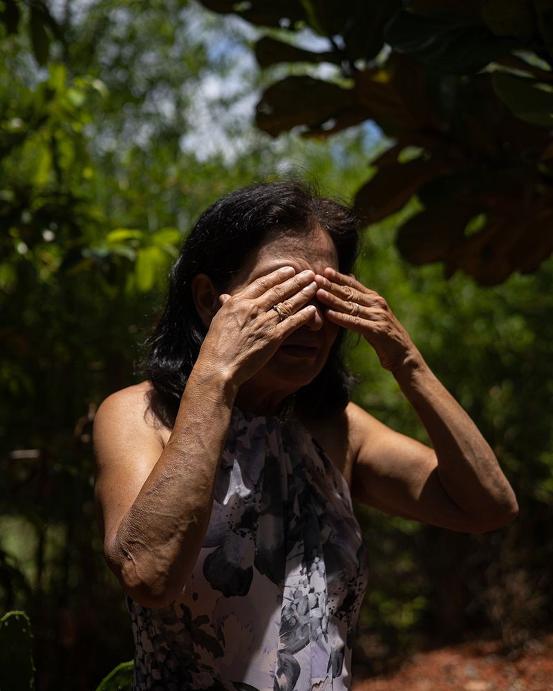 © Andrea Sarcos - My aunt Leonor in her backyard. Her memory is fading due to Alzheimer's. Florida, 2022.