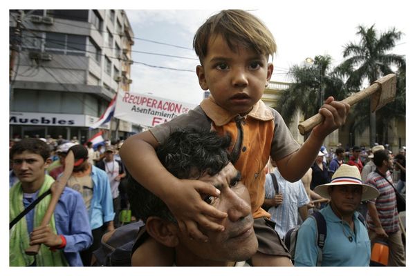 © Jorge Saenz - Poor farmers protest, Asuncion, Paraguay, March 24, 2009.