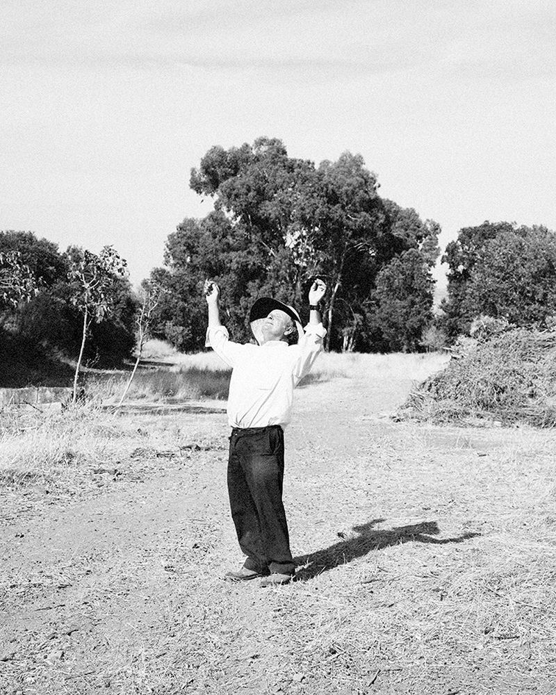 © Nathalie Mohadjer - Andrès looking at the sun