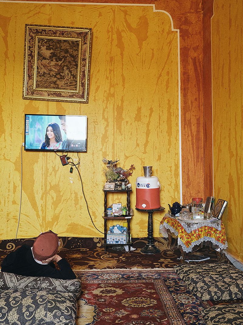 © Nathalie Mohadjer - Fatima's cousin in her brothers living room