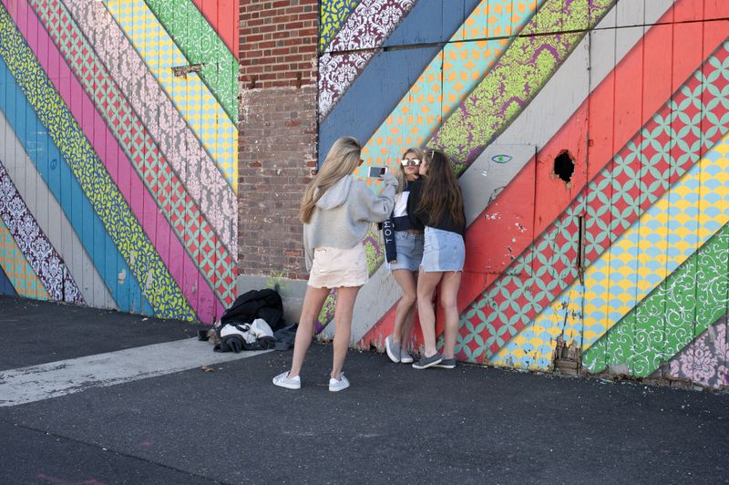 © Daria Addabbo - Giovani ragazze si fanno un selfie davanti al muro del Casinò, lungo il boardwalk – Asbury Park, New Jersey