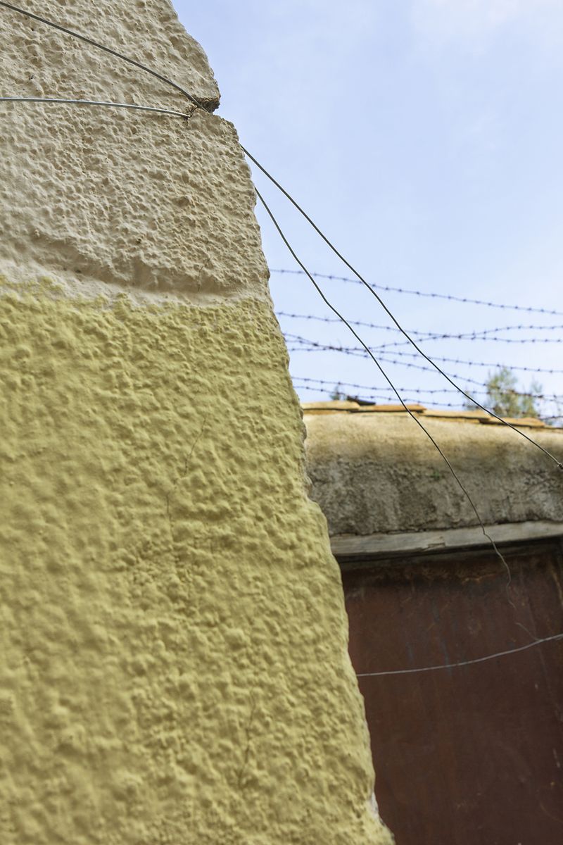 © Ekaterina Bodyagina - A wire from the Green Line connects two houses in Northern Nicosia