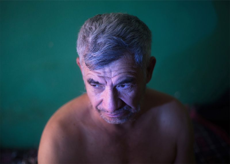 © Denis Serrano - Edmundo being lightened by one of his lamps.