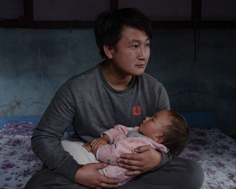© Kunga Tashi Lepcha - Dawa Tshering Lepcha with his daughter, Hee Gyathang. (Dzongu, Sikkim, 2022.)