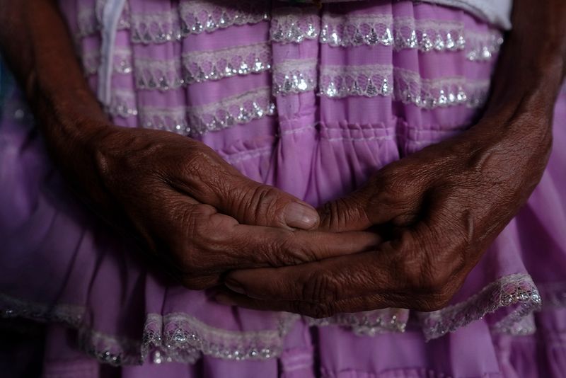 © Tania Barrientos - The hands of Francisca, a Mixteco midwife
