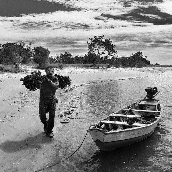 © Sergio Fadul - 2.	Daily Catch — Maranhão, 2022(Fisherman with crabs — Lençóis Maranhenses)