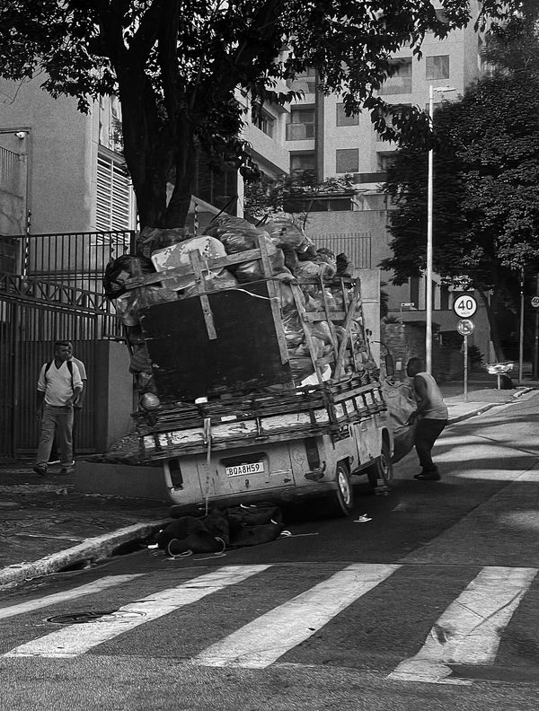 © Sergio Fadul - 12 degrees: vehicle tilting at the corner.